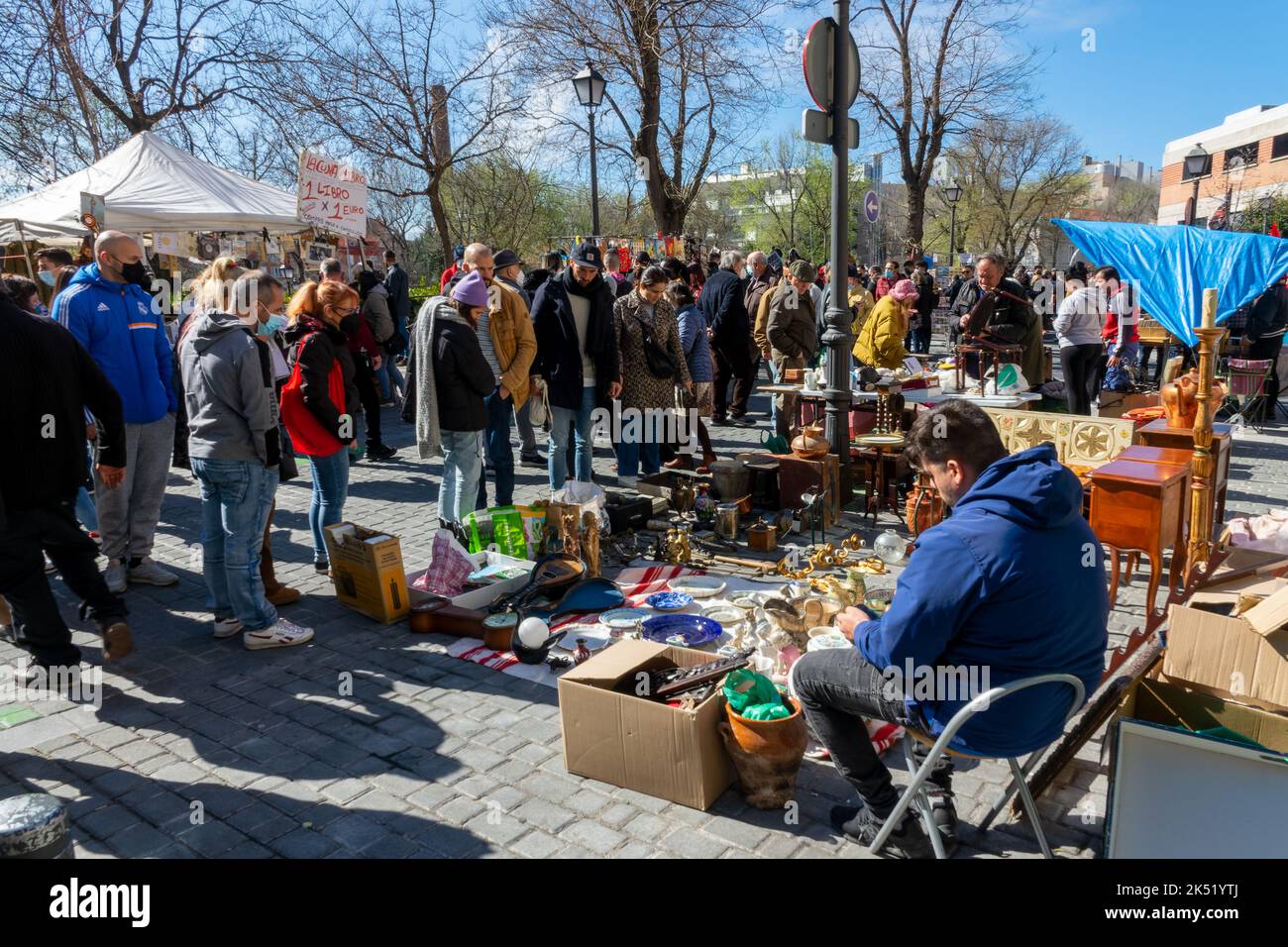 Marché aux puces d'El Rastro un dimanche en hiver à Madrid, Espagne Banque D'Images