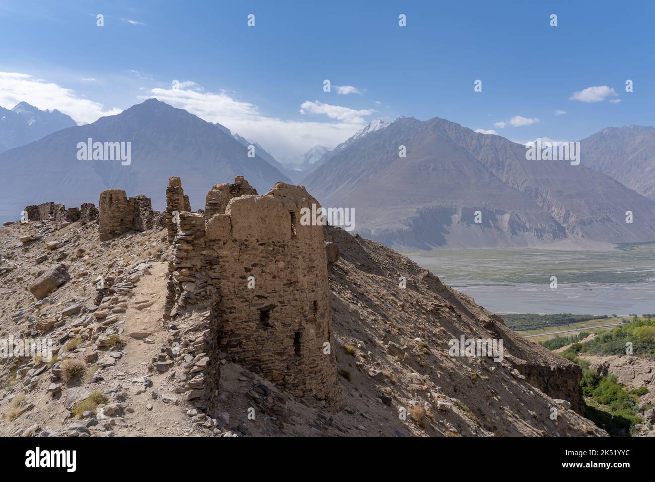 Vue panoramique de l'ancien monument historique de la forteresse de Yamchun dans le couloir de Wakhan avec les montagnes de l'Afghanistan en arrière-plan, Gorno-Badakshan, Tadjikistan Banque D'Images