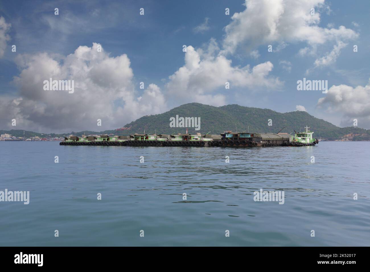 Remorqueurs et cargos amarrés dans la baie de Koh Sichang, centre de transport et attractions touristiques célèbres de la province de Chonburi, Thaïlande. Banque D'Images