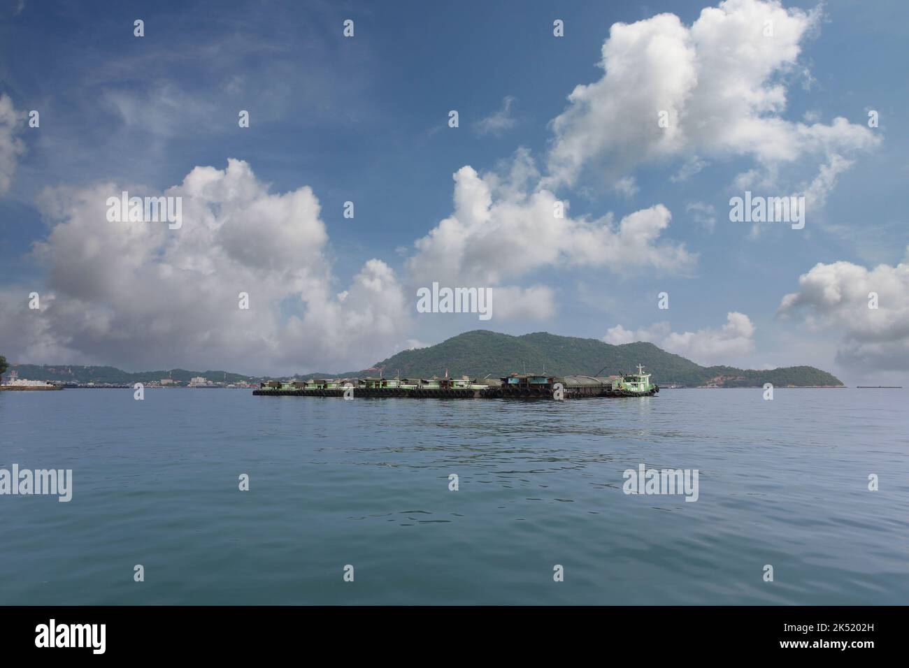 Remorqueurs et cargos amarrés dans la baie de Koh Sichang, centre de transport et attractions touristiques célèbres de la province de Chonburi, Thaïlande. Banque D'Images