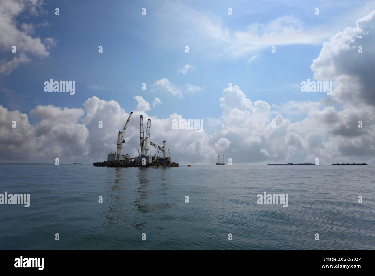 Des grues marines sont utilisées pour charger et décharger des cargaisons sur des navires, le centre de transport et de distribution de Koh Sichang en Thaïlande. Banque D'Images