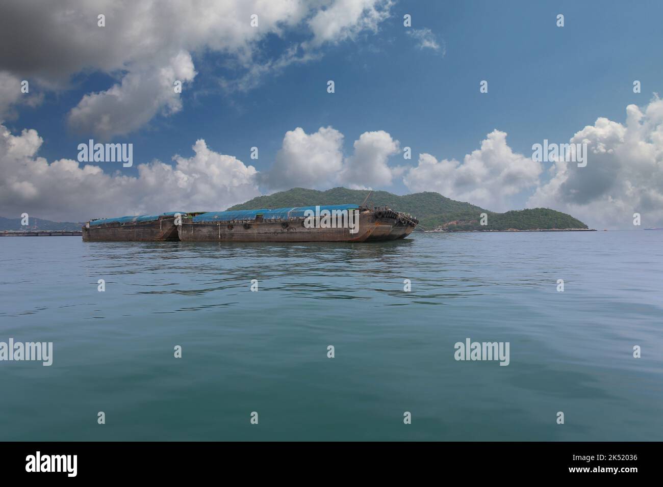 Remorqueurs et cargos amarrés dans la baie de Koh Sichang, centre de transport et attractions touristiques célèbres de la province de Chonburi, Thaïlande. Banque D'Images
