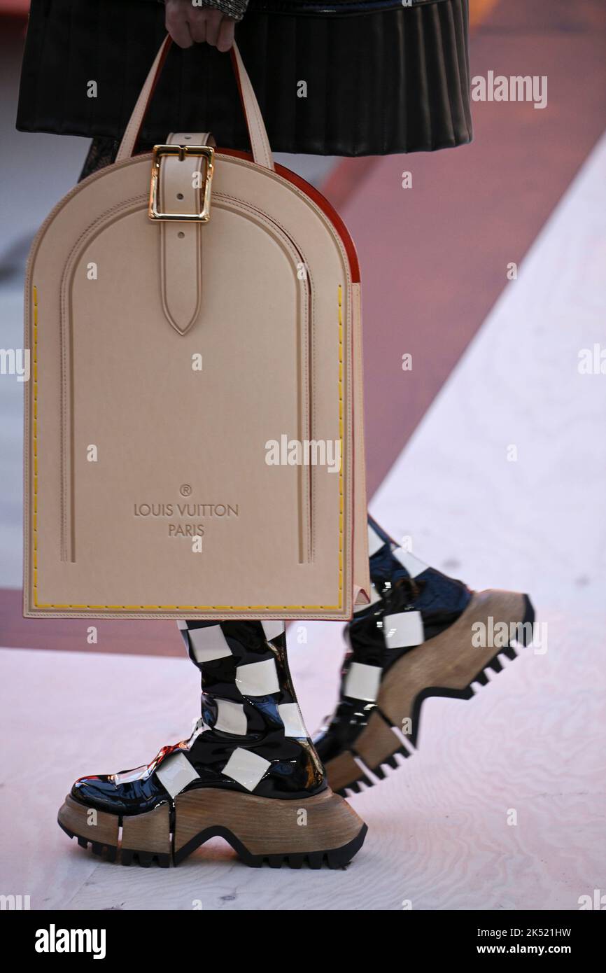 Détails, accessoires, sacs à main et chaussures sur la piste au salon Louis  Vuitton pendant le salon de mode Printemps été 2023 Collections à Paris  Fashion week à Paris, France sur 4