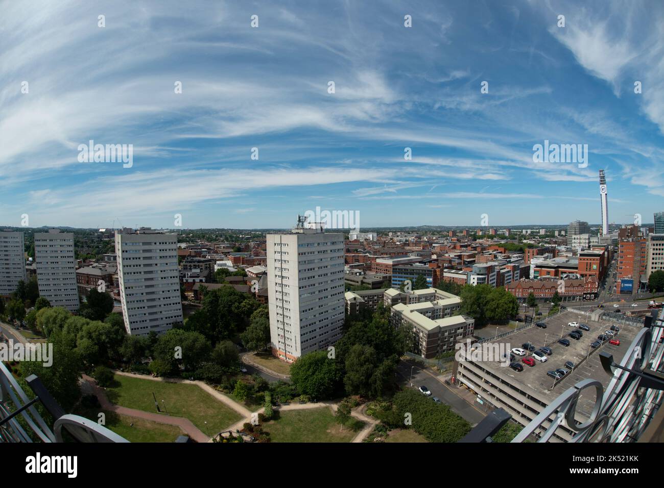 La vue depuis le sommet de la bibliothèque de Birmingham - le jardin secret sur le 7th étage de la bibliothèque, Birmingham Royaume-Uni - avec une vue magnifique sur la ville. Banque D'Images