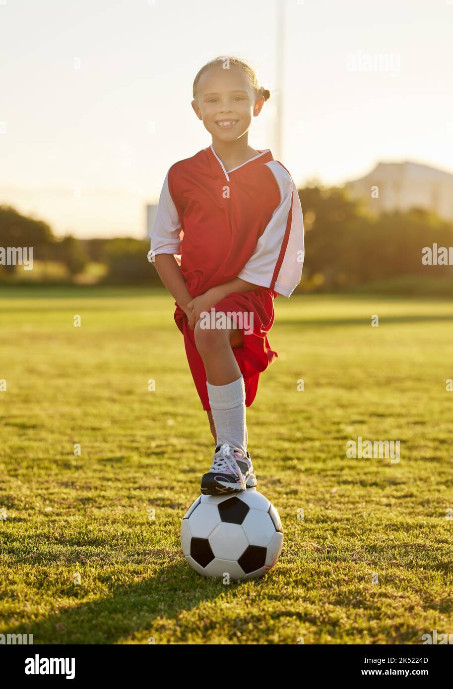 Le football ou le soccer athlète, fille ou joueur apprentissage, entraînement et exercice pour le développement sain de l'enfant. Portrait d'un jeune sportif heureux sur un Banque D'Images