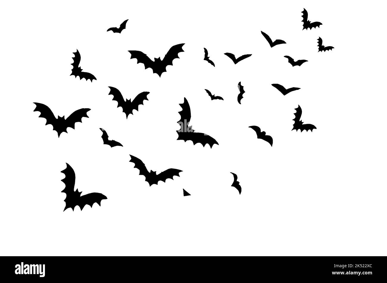 Des chauves-souris noires terrifiantes sur fond blanc d'Halloween. Les silhouettes de chauves-souris volantes sont des symboles traditionnels d'Halloween sur blanc. Banque D'Images