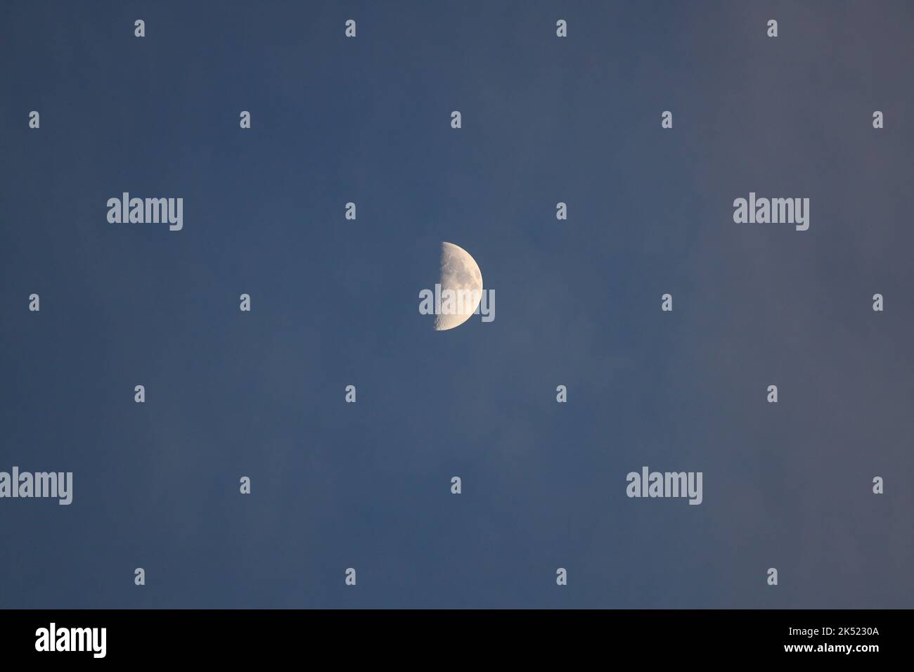 La demi-lune dans le ciel bleu Banque D'Images