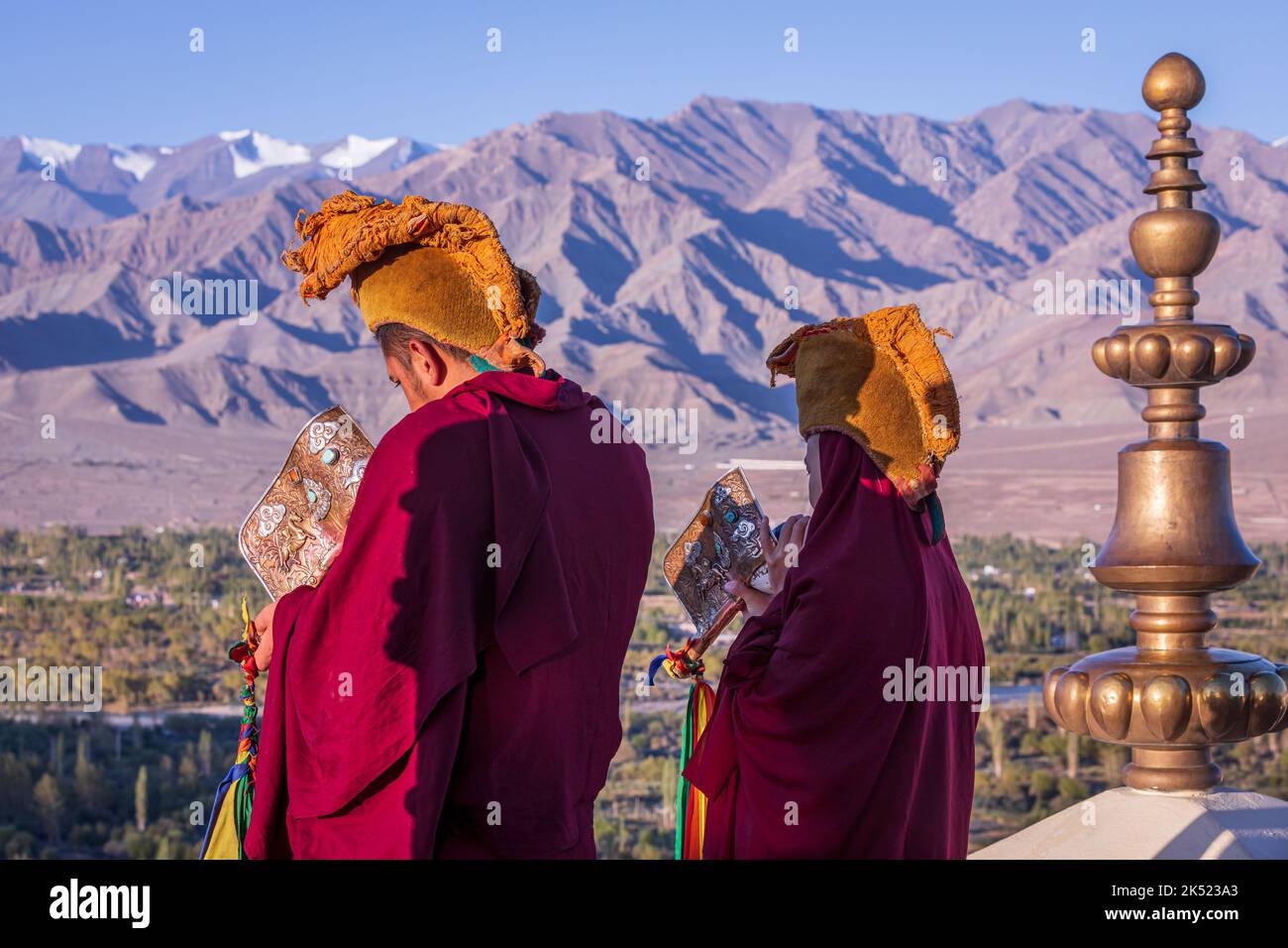 Les moines bouddhistes soufflant conques à Thikse monastère (Gompa) Thiksay, Ladakh, Cachemire, Inde Banque D'Images