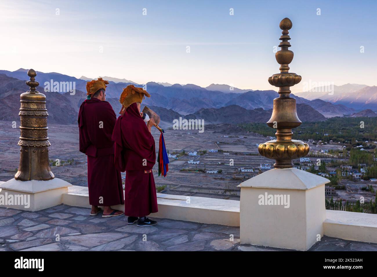 Moines bouddhistes soufflant des conques au monastère de Thikse (Thiksay Gompa), Ladakh, Inde Banque D'Images