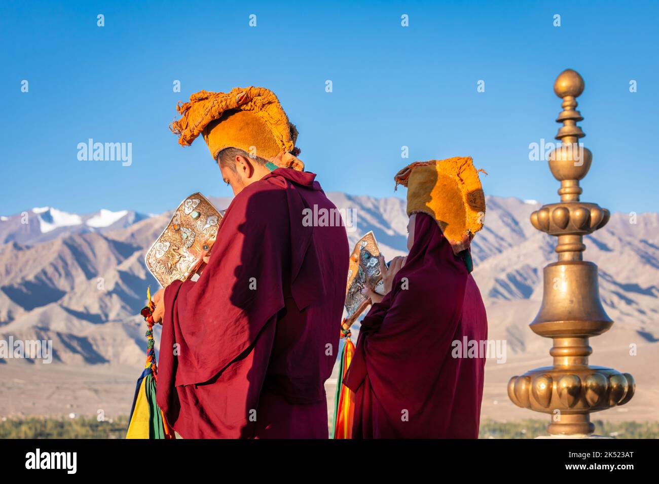Moines bouddhistes soufflant des conques au monastère de Thikse (Thiksay Gompa), Ladakh, Inde Banque D'Images