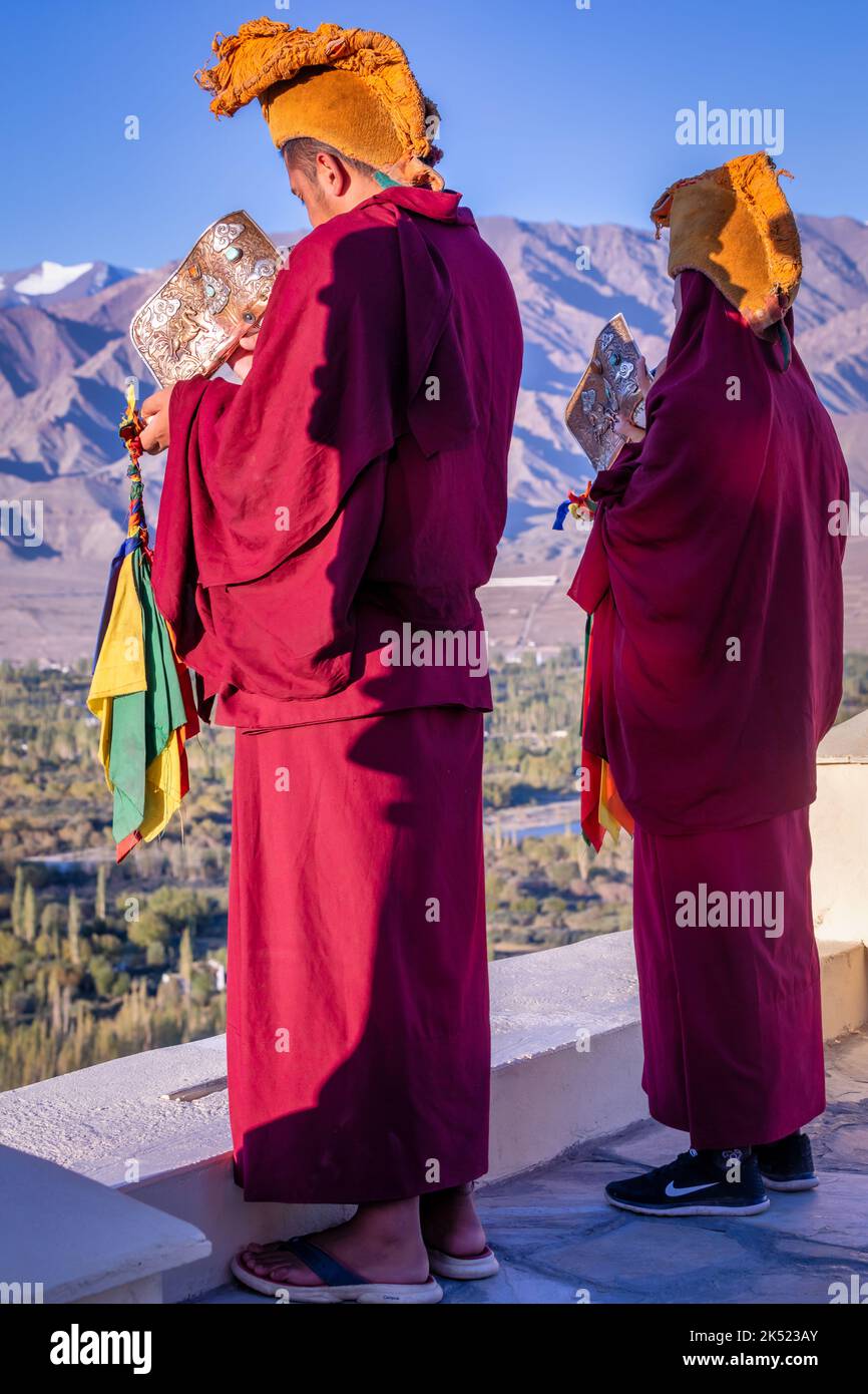Moines bouddhistes soufflant des conques au monastère de Thikse (Thiksay Gompa), Ladakh, Inde Banque D'Images