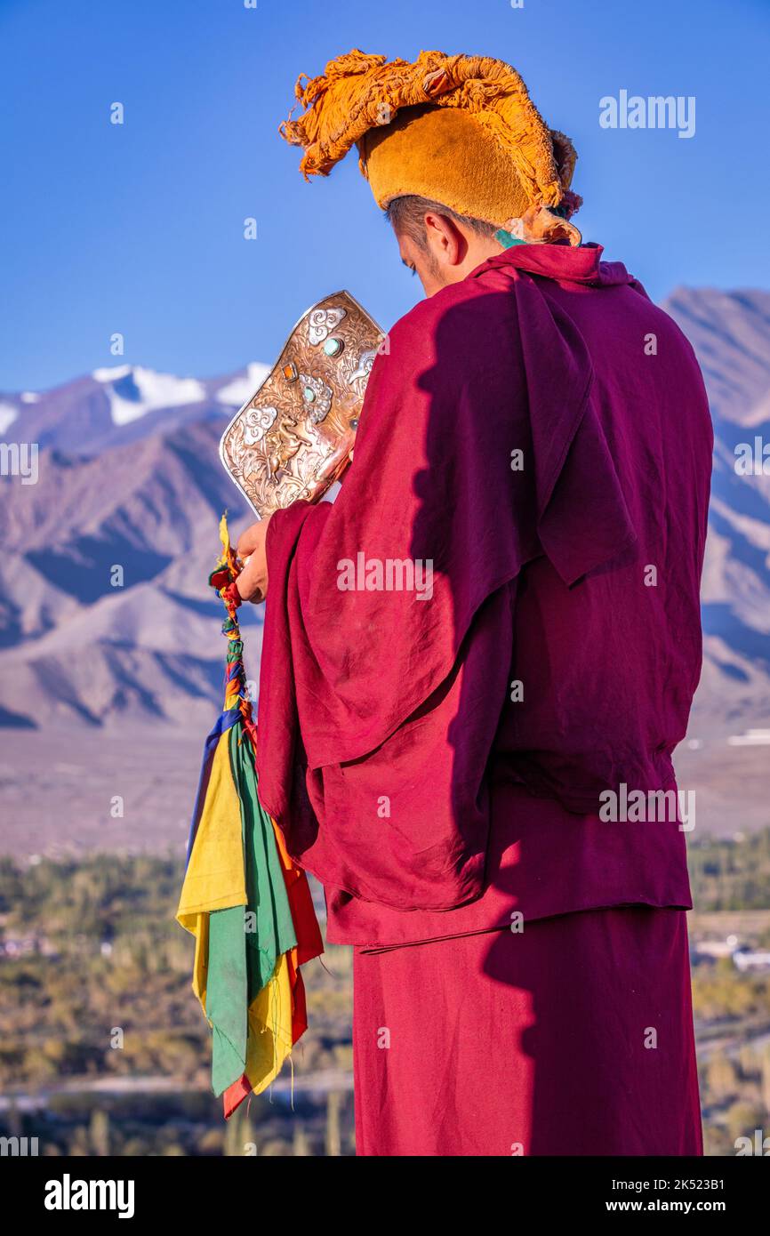 Moines bouddhistes soufflant des conques au monastère de Thikse (Thiksay Gompa), Ladakh, Inde Banque D'Images