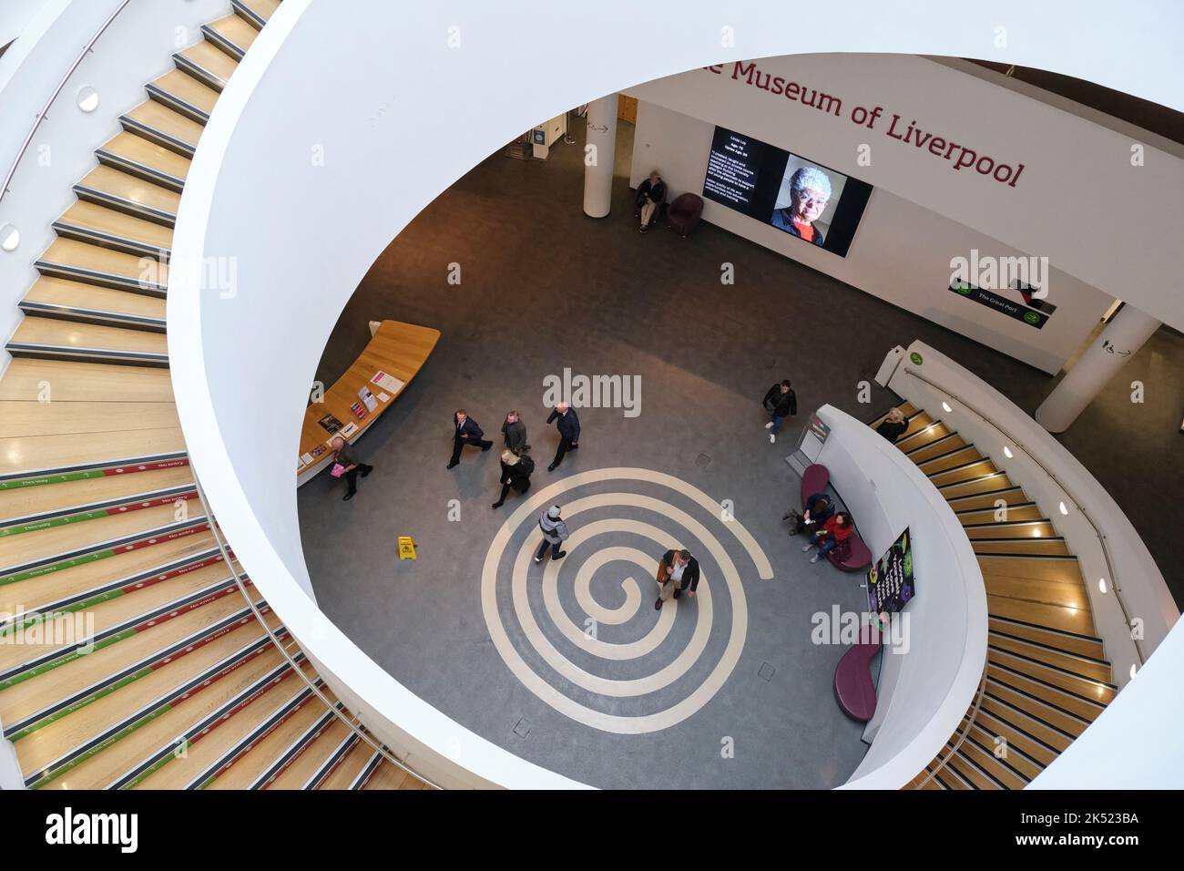 Vue depuis le sommet de l'immense escalier en colimaçon jusqu'au motif en spirale ci-dessous au Musée de Liverpool Banque D'Images