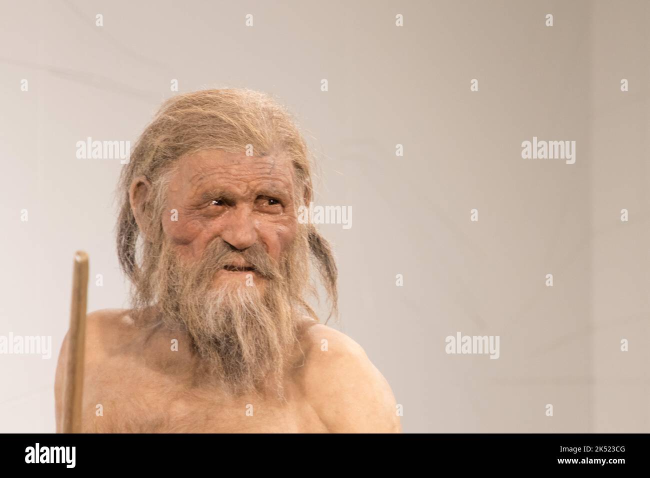 21 août 2021 : reproduction à l'échelle de la vie d'Iceman Ötzi au musée archéologique de Bolzano, Italie Banque D'Images