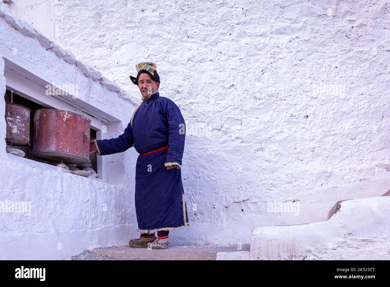 Homme âgé en vêtements ladakhi traditionnels, Monastère de Spilituk (Gompa), district de Leh, Ladakh, Inde Banque D'Images