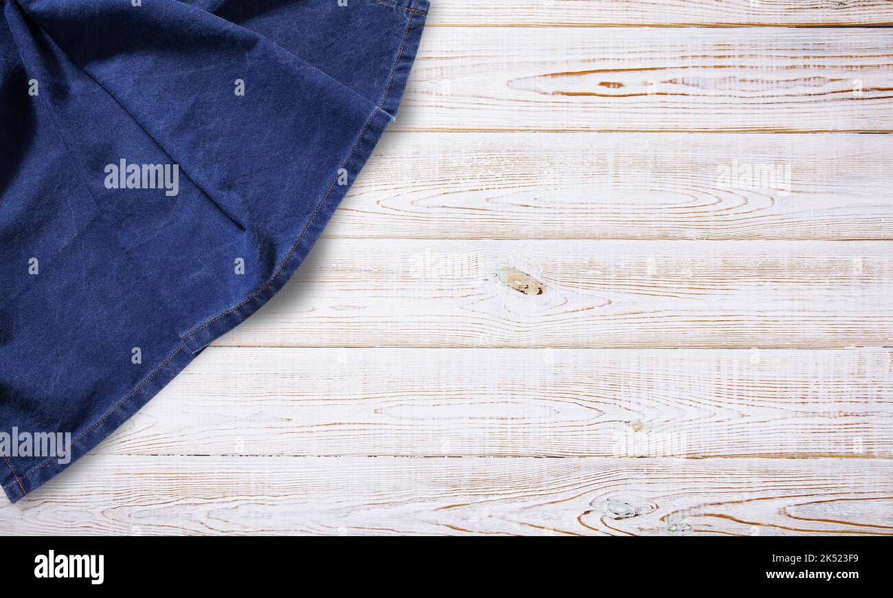 Nappe bleue, serviette, tissu rugueux avec plis sur le bureau en bois. Vue de dessus. Banque D'Images