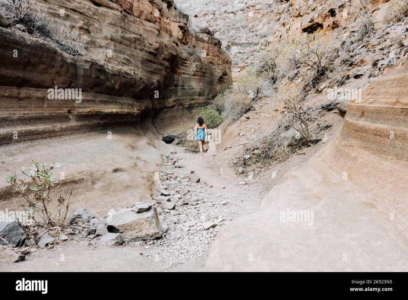Femme marchant dans un canyon séché à Gran Canaria Banque D'Images