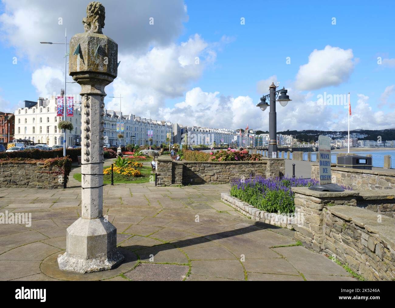 Tour Sun Dial sur la promenade Douglas, l'île de Man avec des jardins et des hôtels peints en blanc au loin. Banque D'Images