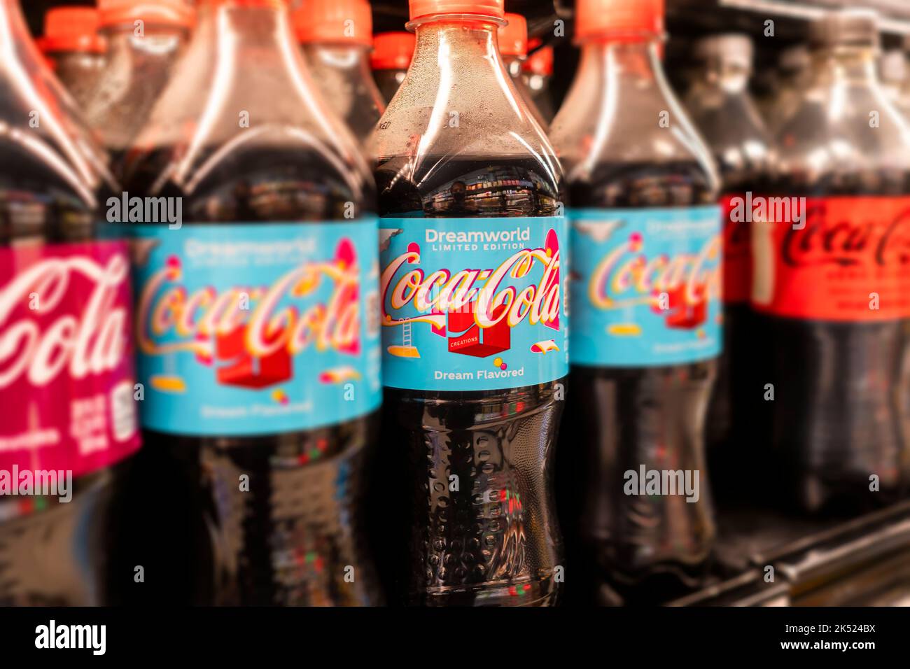 Bouteilles de Dreamworld saveur limitée Coca-Cola saveur de nouveauté dans un supermarché à New York le mardi, 27 septembre 2022. (© Richard B. Levine) Banque D'Images