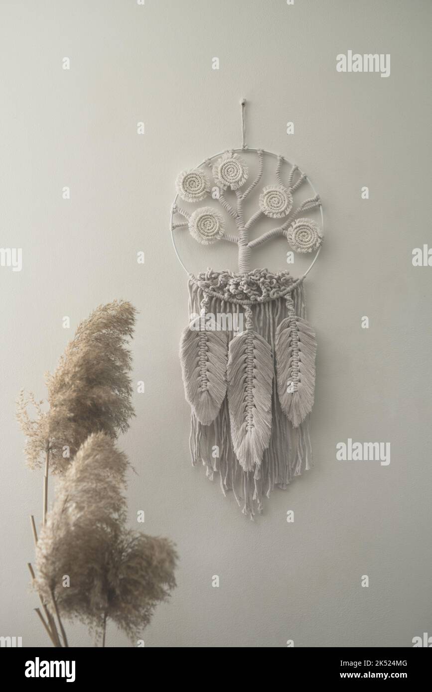 Arbre de vie macrame décoration murale faite à la main avec des feuilles et des plumes blanches avec ficelle de coton et macramé techniques de nœud Banque D'Images