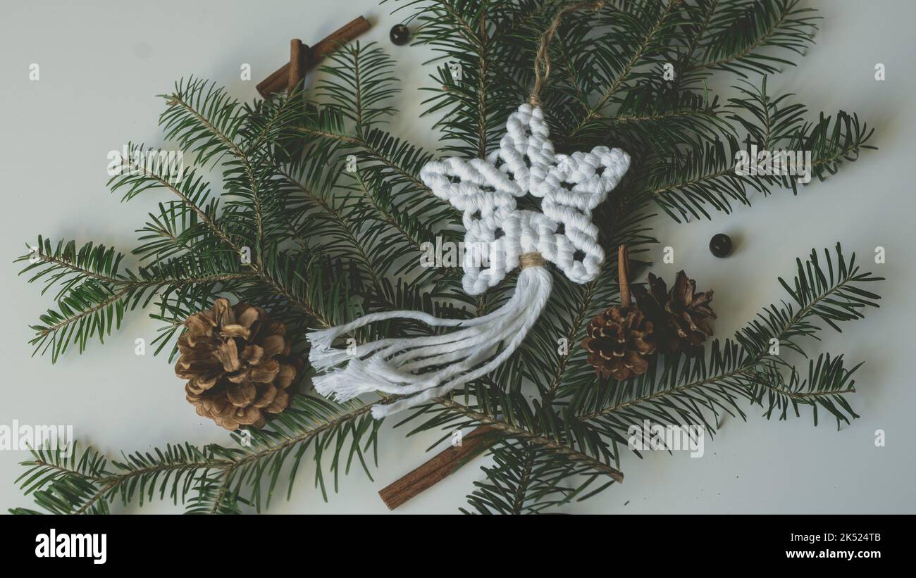 macramé étoile Noël décoration de Noël sur les branches d'arbre avec macrame fait main de la technique de nouage Banque D'Images