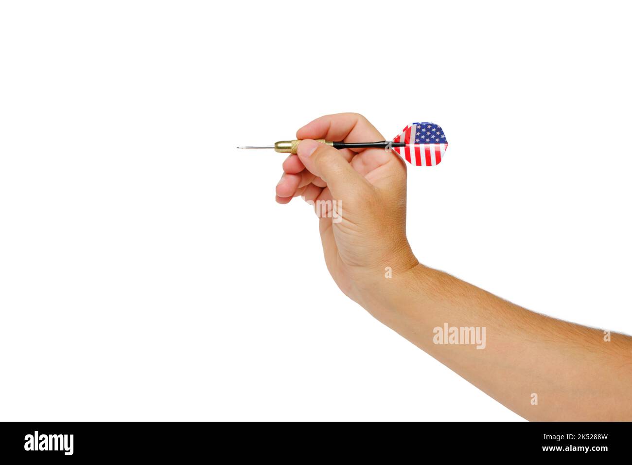 Main tient dart pour jouer aux fléchettes dans couleurs drapeau Etats-Unis Amérique sur fond blanc d'isolat Banque D'Images