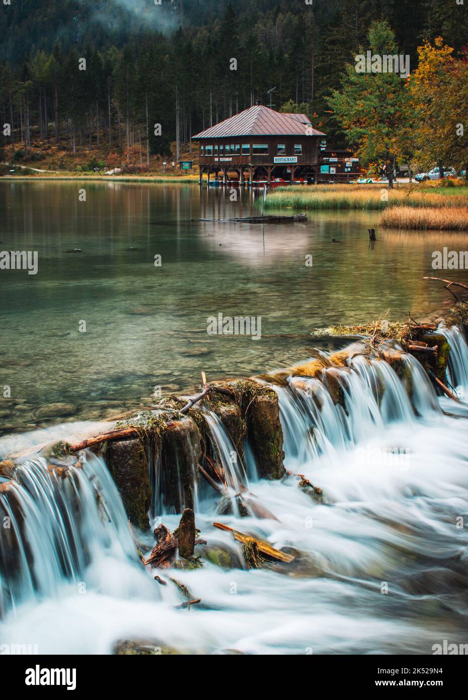 vue fantastique sur le lac dobbiaco Banque D'Images