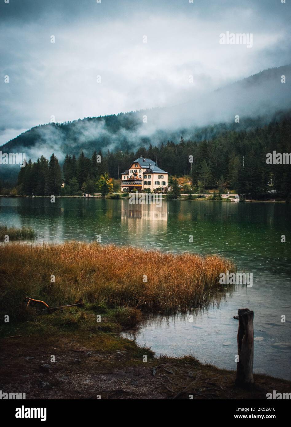 vue fantastique sur le lac dobbiaco Banque D'Images