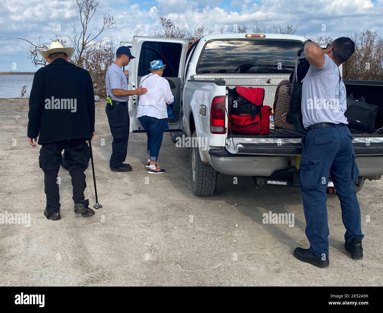 Matlacha Isles, Floride, (oct 4, 2022) - les pompiers de Pine Island aident les survivants de l'ouragan Ian au large de l'île. Banque D'Images