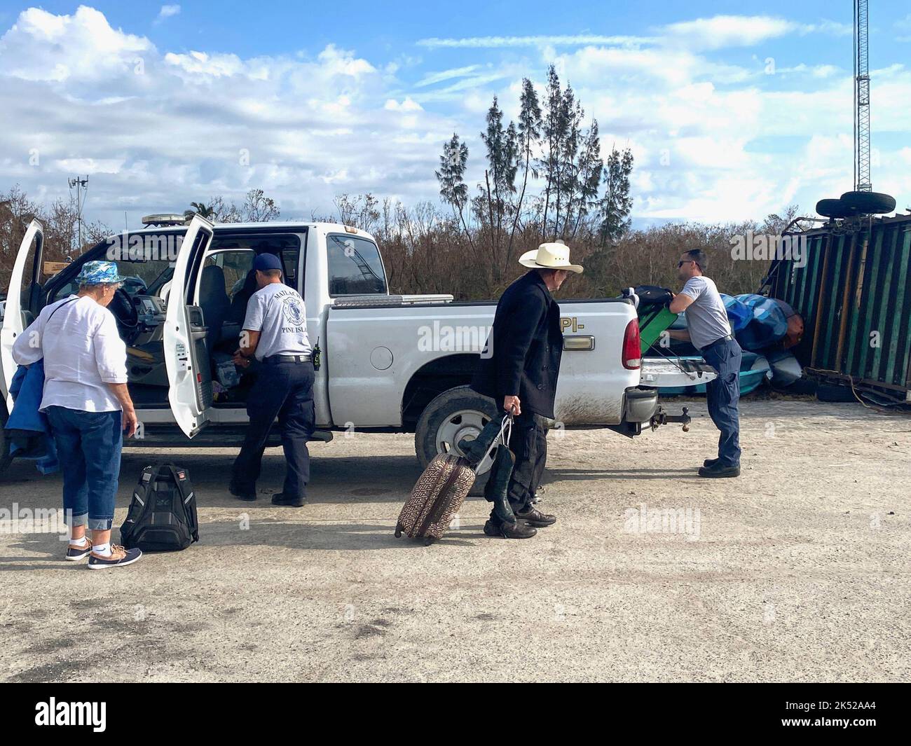 Matlacha Isles, Floride, (oct 4, 2022) - les pompiers de Pine Island aident les survivants de l'ouragan Ian au large de l'île. Banque D'Images