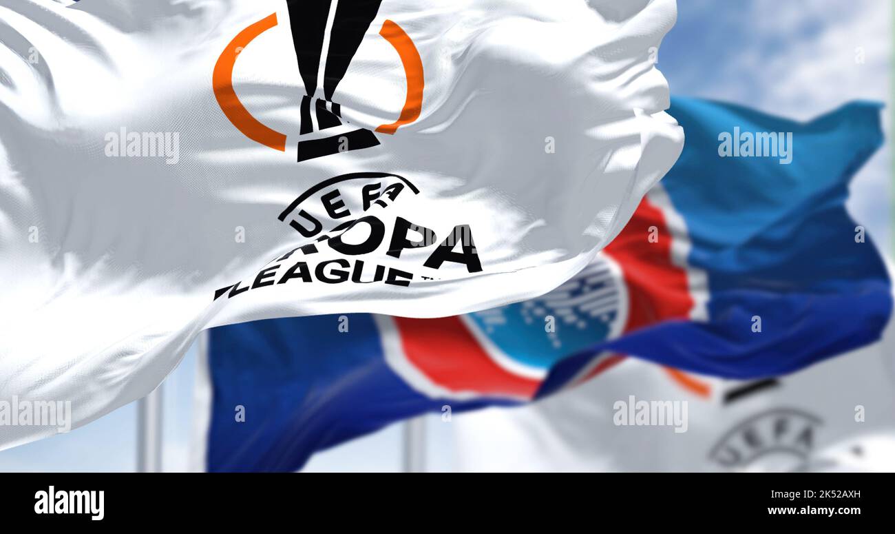 HUN de Budapest, juillet 2022: Drapeaux avec l'UEFA et l'UEFA Europa League agitant dans le vent. Europa League est une compétition annuelle de clubs de football pour l'europe Banque D'Images