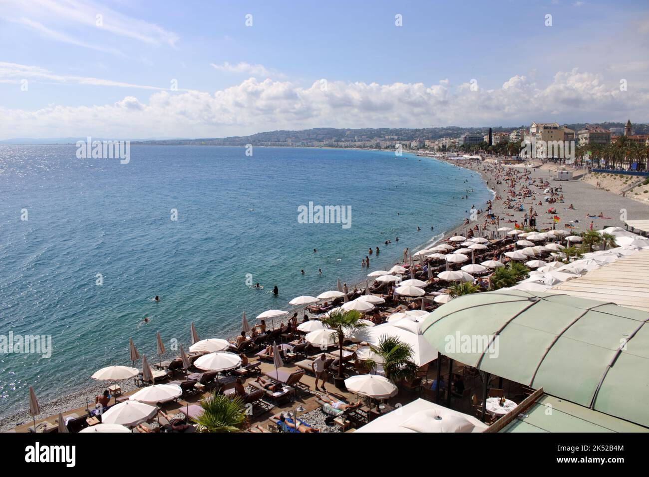 Vue sur la mer Méditerranée depuis la plage le long de la Promenade des Anglais à Nice sur la Côte d'Azur dans le Sud de la France. Banque D'Images