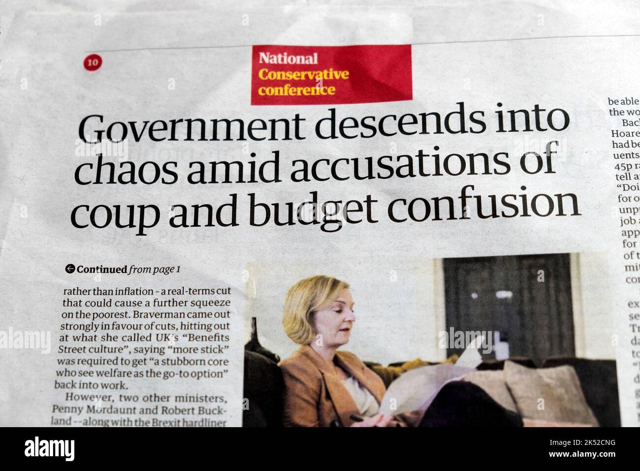 "Le gouvernement descend dans le chaos au milieu des accusations de coup d'État et de confusion budgétaire" le journal Guardian titre Conférence du Parti conservateur 2022 Royaume-Uni Banque D'Images