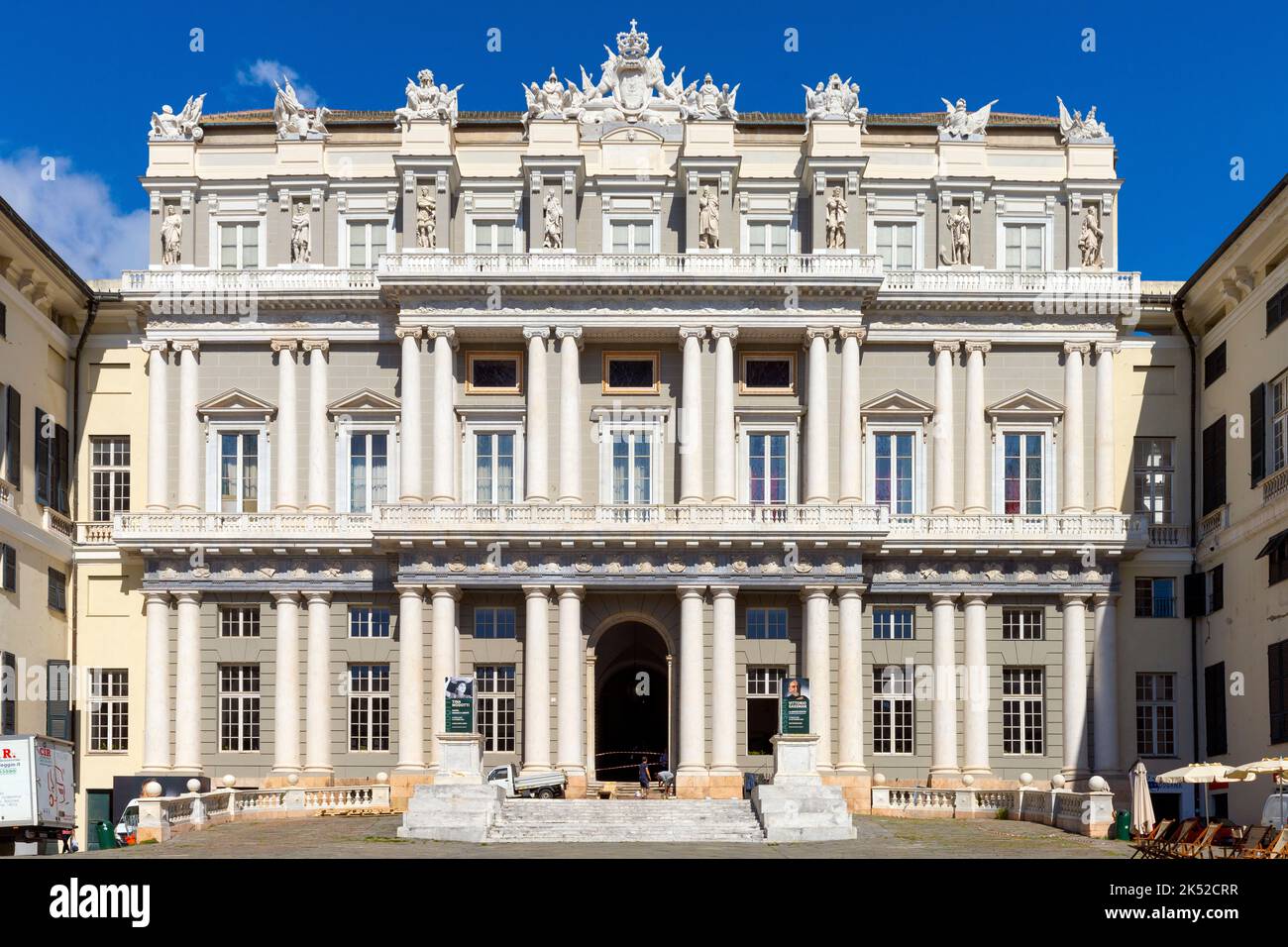 Le Palais de Gênes (Gênes) de Doge près de la Piazza Matteotti avec sa façade néoclassique. Capitale de la région de Ligurie, Italie. Piazza Matteotti avec sa néoclasse Banque D'Images