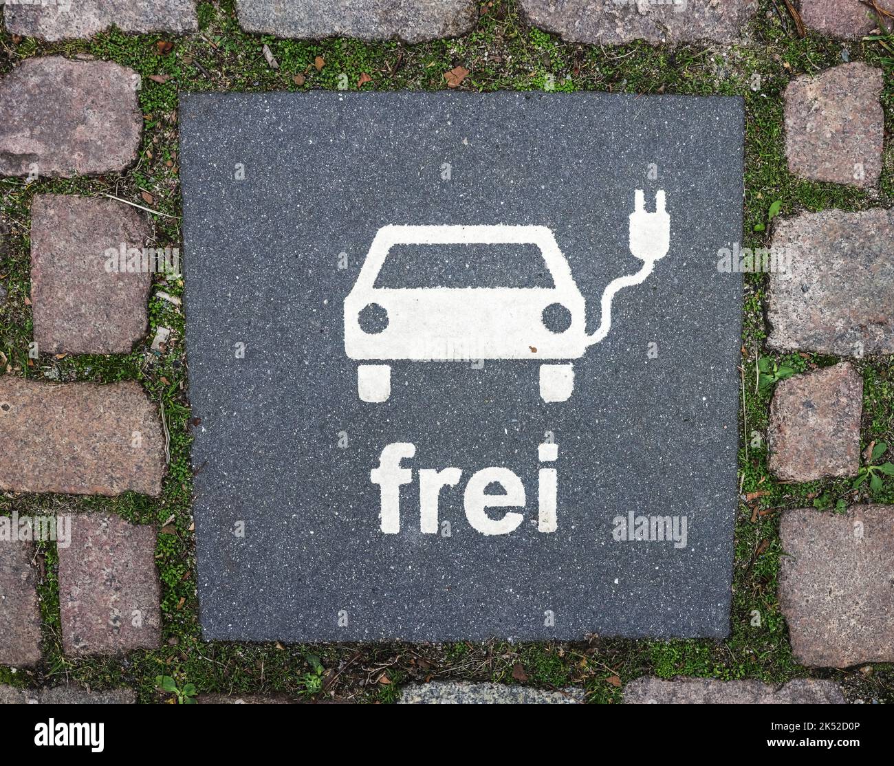 Un panneau de stationnement pour les voitures électriques avec l'inscription «Free» est placé sur l'asphalte Banque D'Images