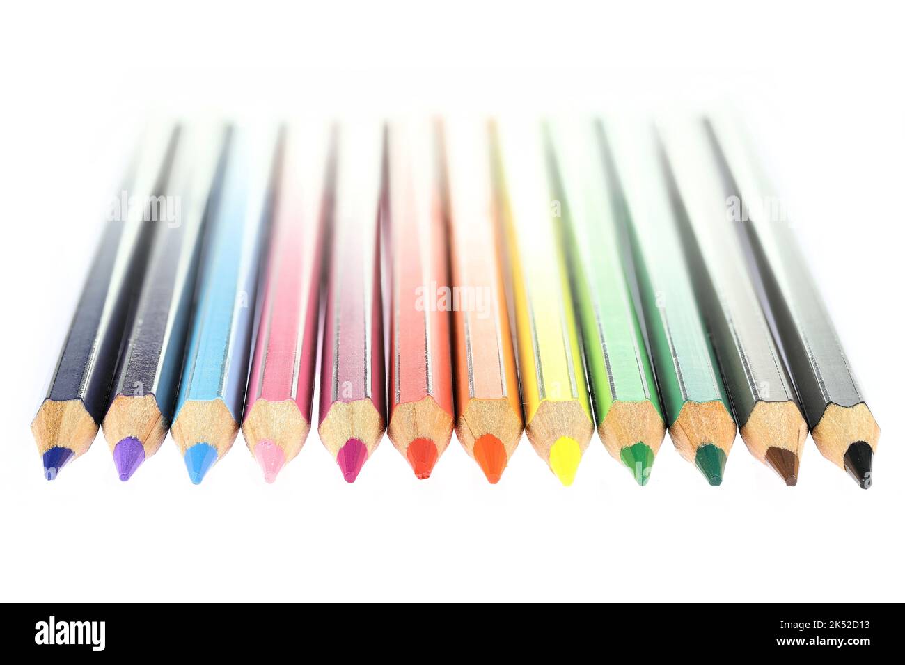 crayons de couleur isolés sur fond blanc Banque D'Images