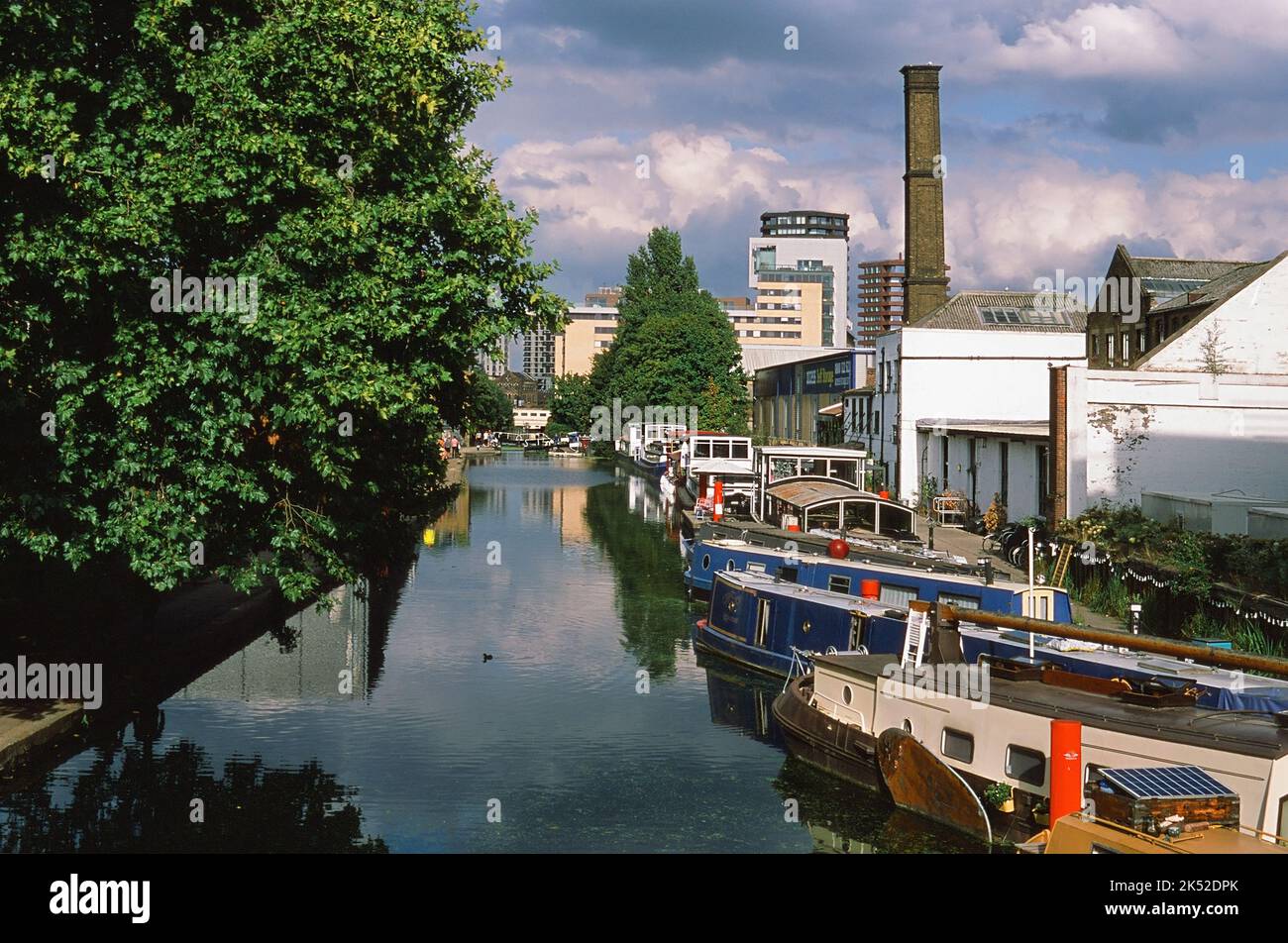 Le canal Regent's depuis le pont de Packington Street, Londres, en direction de Sturt's Lock et du quartier Hoxton Banque D'Images