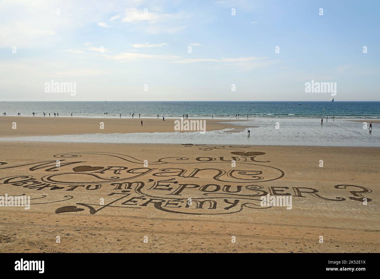 Une belle proposition de mariage dans le sable. Banque D'Images