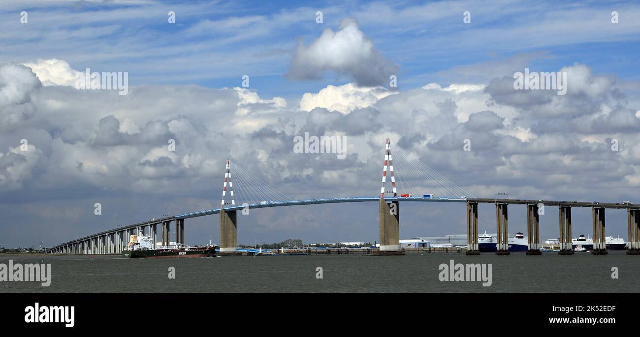 Un cargo passe sous le pont Saint Nazaire sur la Loire, en France Banque D'Images