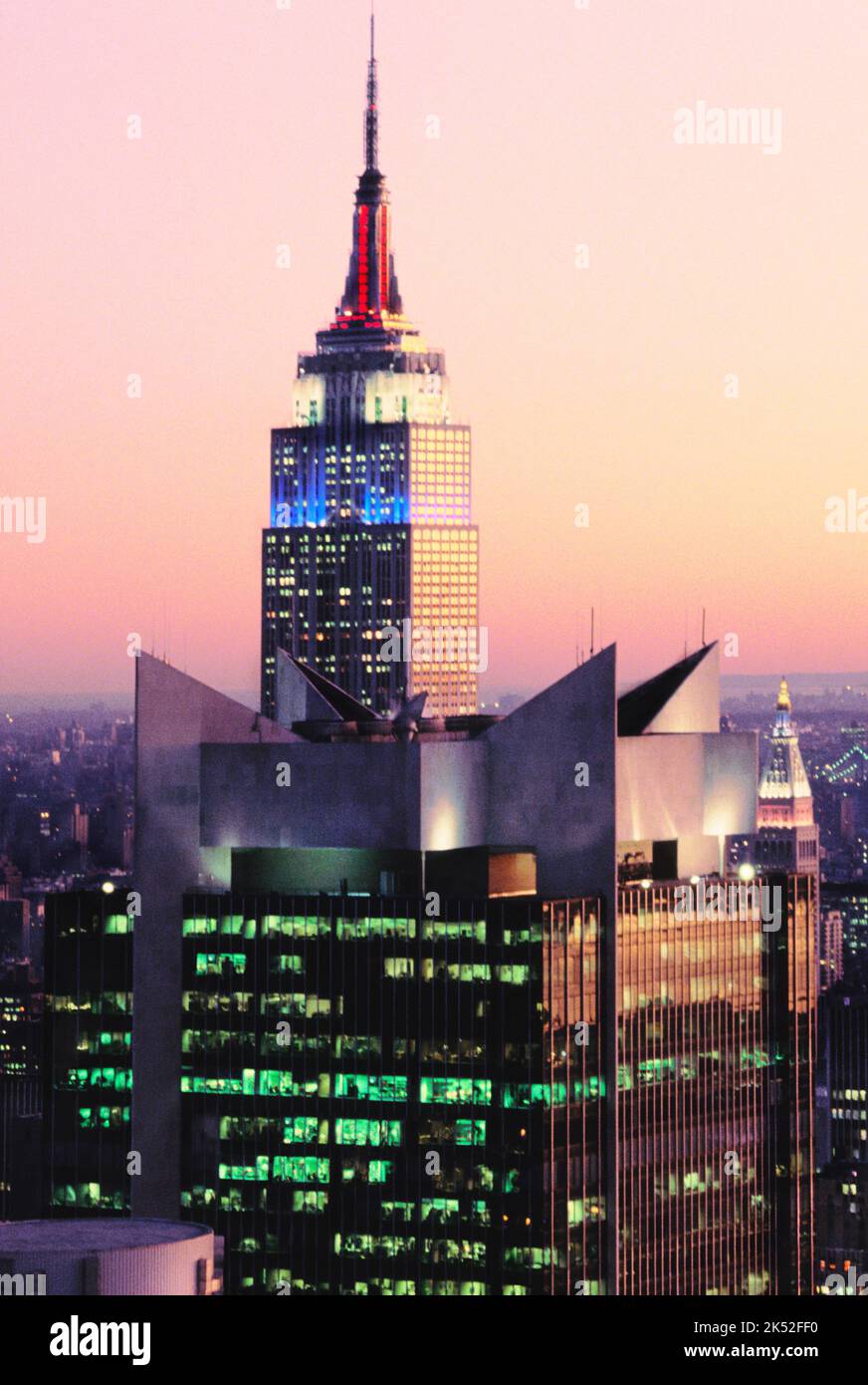 Empire State Building, gratte-ciel de New York à Midtown Manhattan. Immeuble de bureaux avec feux rouges blancs et bleus allumés au crépuscule. ÉTATS-UNIS. Architecture art déco. Banque D'Images