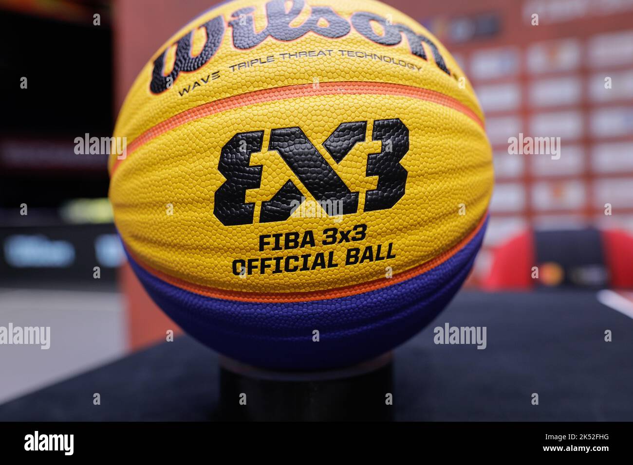 Bucarest, Roumanie - 5 octobre 2022: Wilson FIBA 3x3 basket-ball officiel lors du championnat du monde U23 de la FIBA 3x3. Banque D'Images