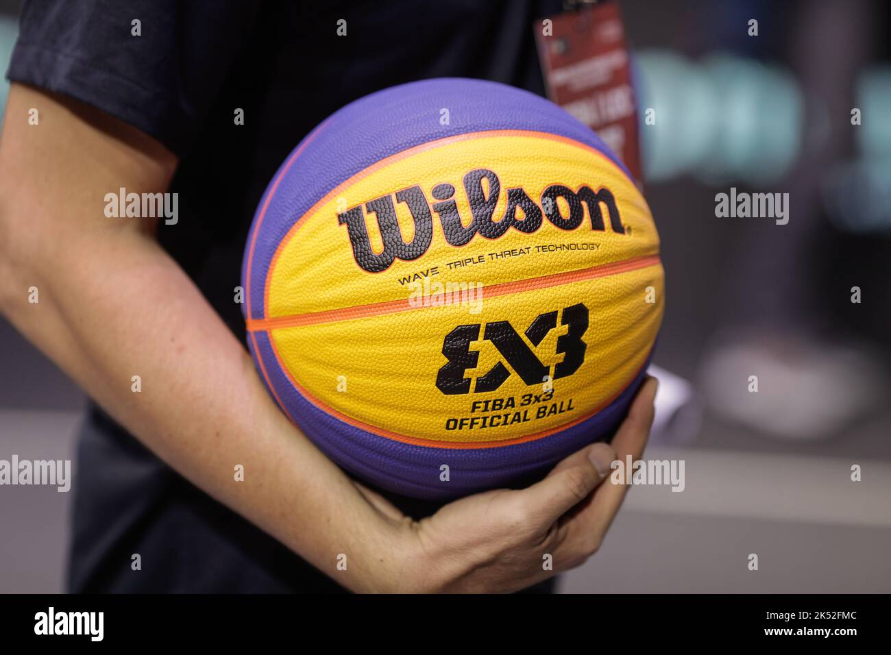 Bucarest, Roumanie - 5 octobre 2022: Wilson FIBA 3x3 basket-ball officiel lors du championnat du monde U23 de la FIBA 3x3. Banque D'Images