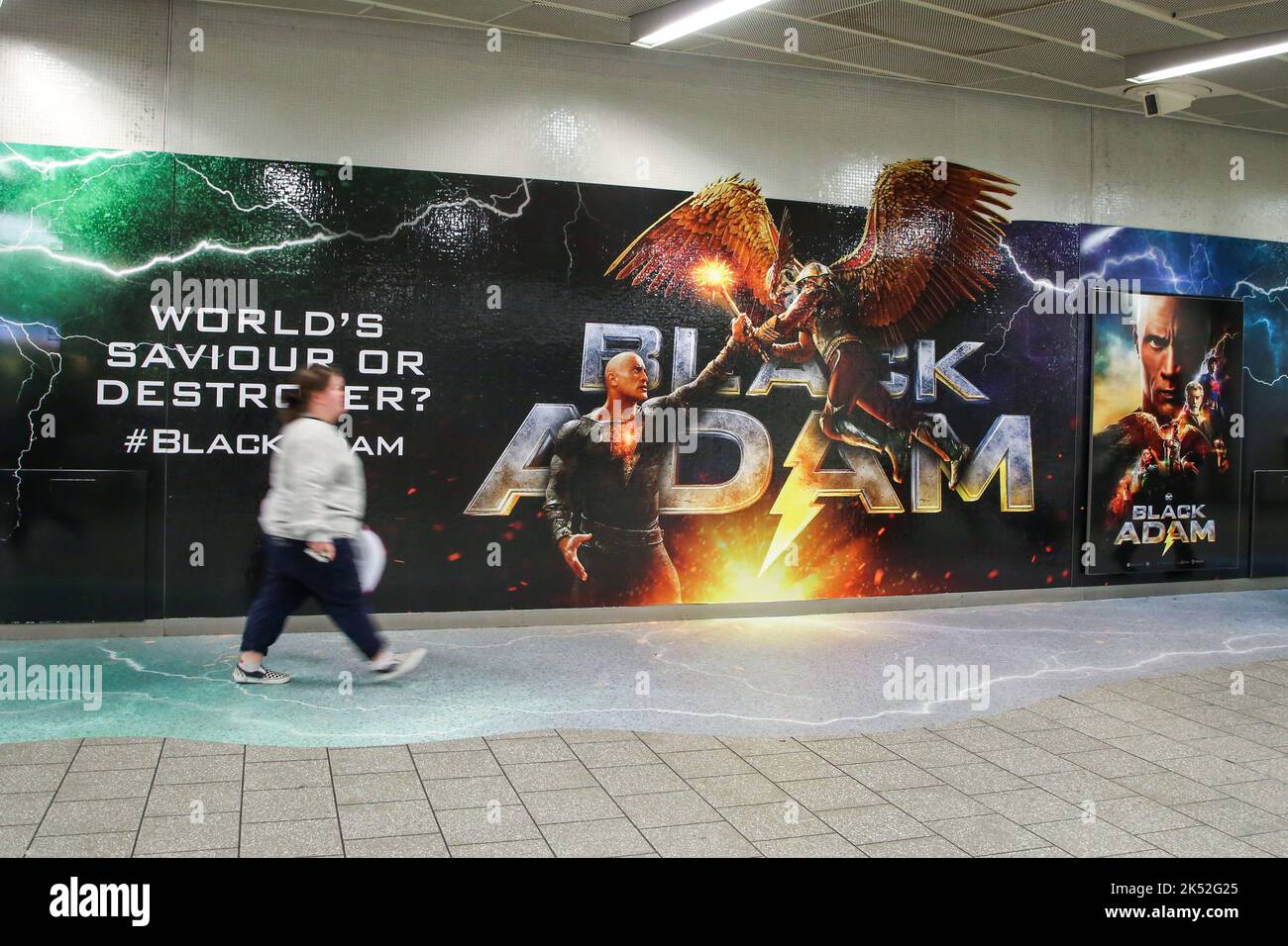 Londres, Royaume-Uni. 5th octobre 2022. Une grande publicité de Black Adam - film super-héros vu dans le tunnel. (Image de crédit : © Dinendra Haria/SOPA Images via ZUMA Press Wire) Banque D'Images