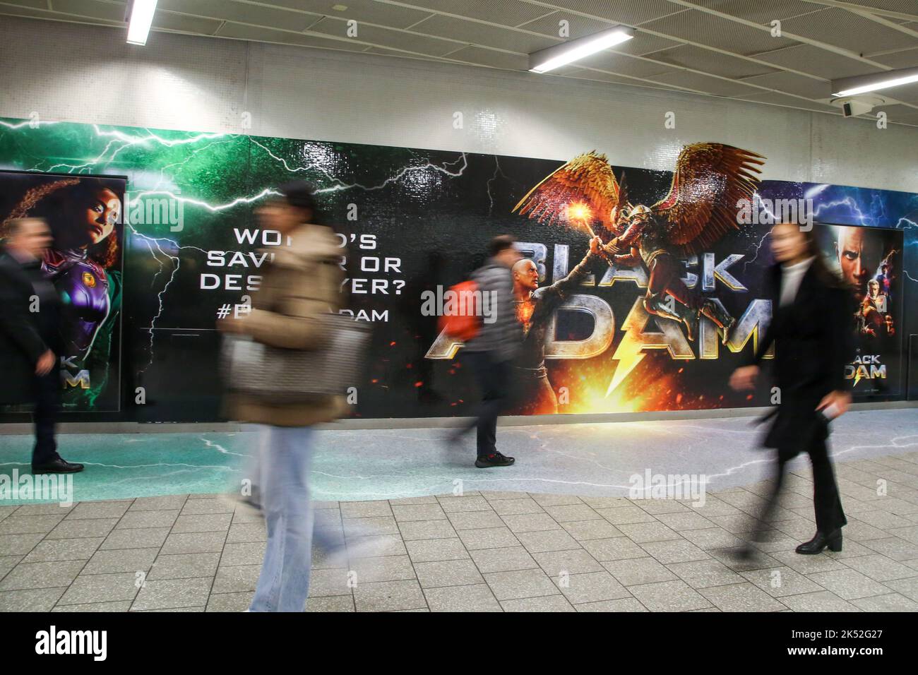 Londres, Royaume-Uni. 5th octobre 2022. Une grande publicité de Black Adam - film super-héros vu dans le tunnel. (Image de crédit : © Dinendra Haria/SOPA Images via ZUMA Press Wire) Banque D'Images