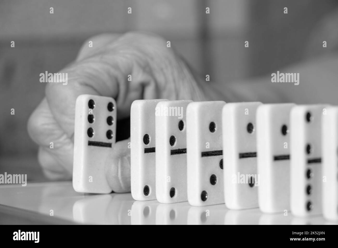 les femmes jouent à la main des dominos, des jeux d'argent et des passe-temps Banque D'Images
