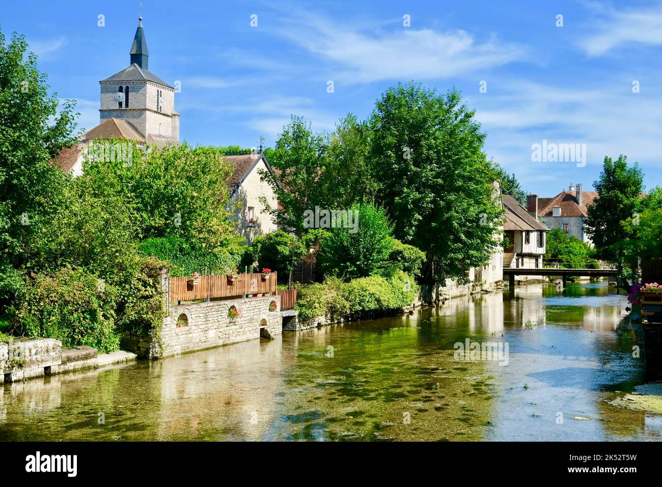 France, Côte d'Or, Beze, la rivière Beze et le clocher de l'église Saint-Remi Banque D'Images