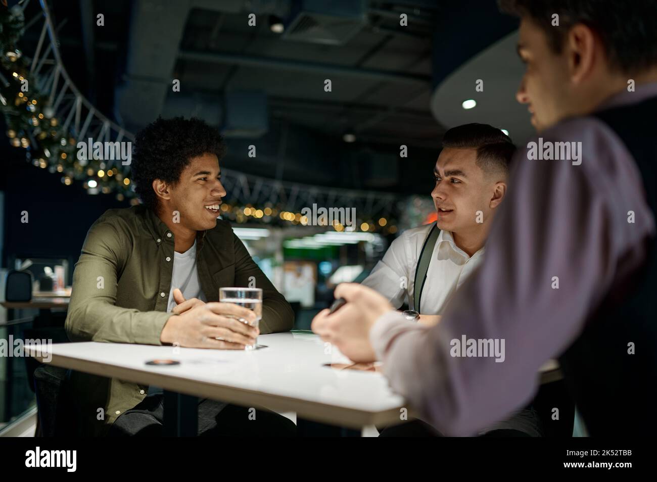 Un groupe d'amis se reposent au bar Banque D'Images