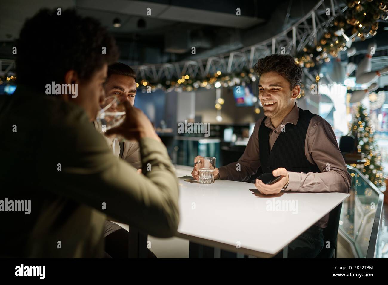 Un groupe d'amis se reposent au bar Banque D'Images