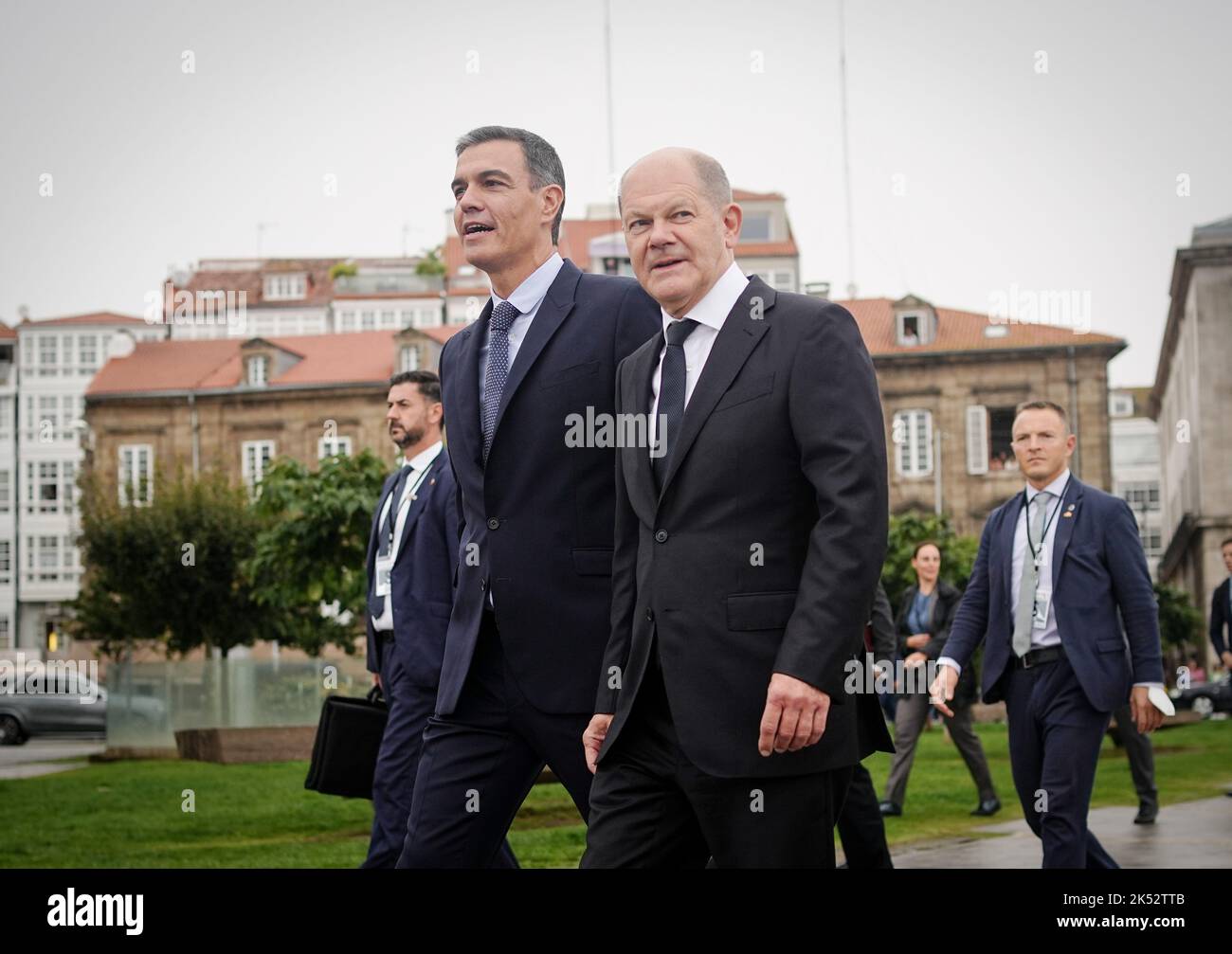 05 octobre 2022, Espagne, la Coruña: Pedro Sánchez (l), Premier ministre espagnol, reçoit le chancelier allemand OLAF Scholz (SPD) pour les consultations entre le gouvernement allemand et espagnol. Photo : Kay Nietfeld/dpa Banque D'Images