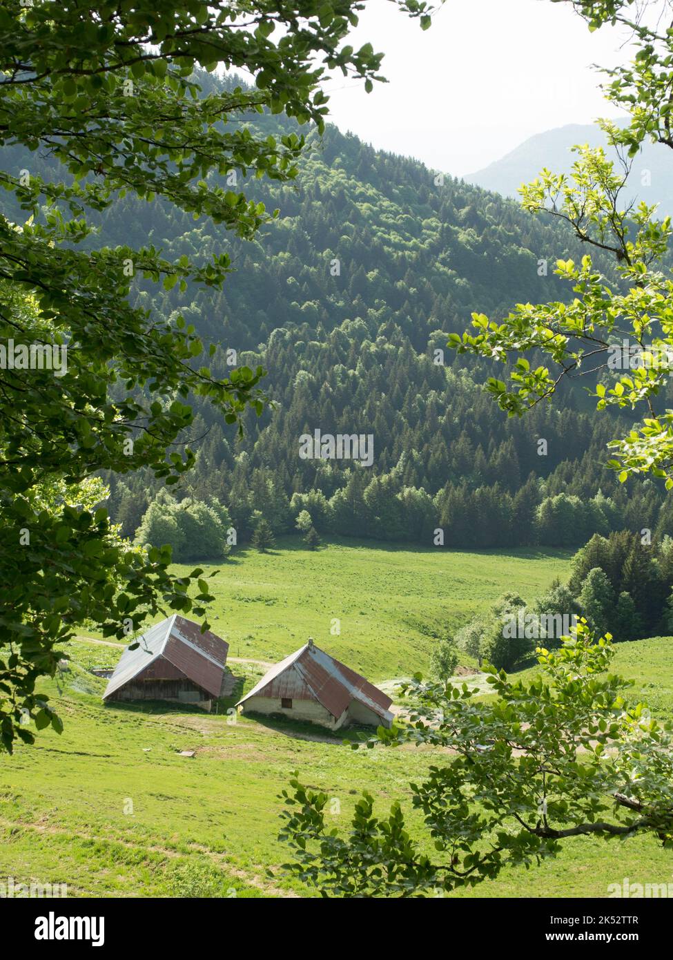 France, Savoie, gamme Bauges, Géoparc mondial de l'UNESCO, traverse de Trélod, chalets alpins Banque D'Images